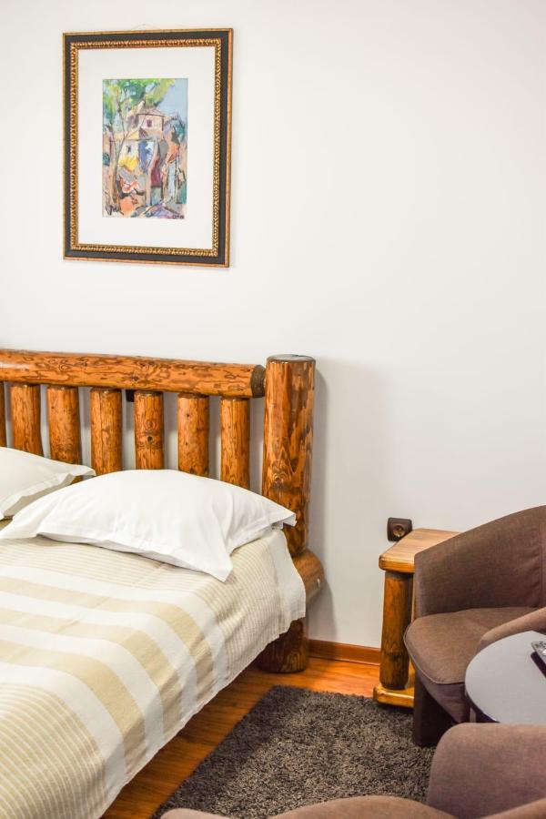 Cazarma Cavalerilor Bed and Breakfast Cîmpulung Exterior foto
