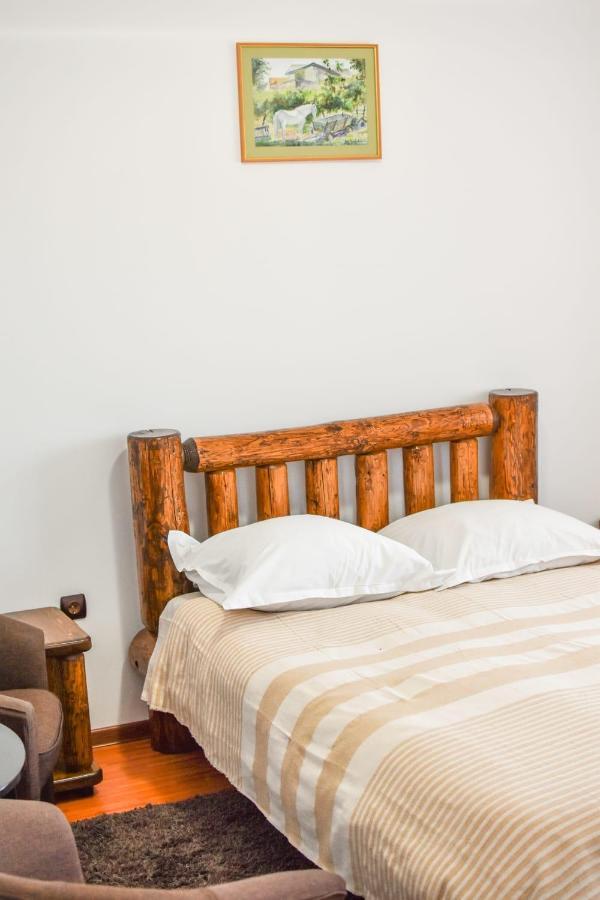 Cazarma Cavalerilor Bed and Breakfast Cîmpulung Exterior foto